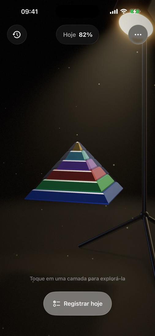 A pirâmide do Maslow — seis camadas coloridas sob a luz quente de um projetor de estúdio